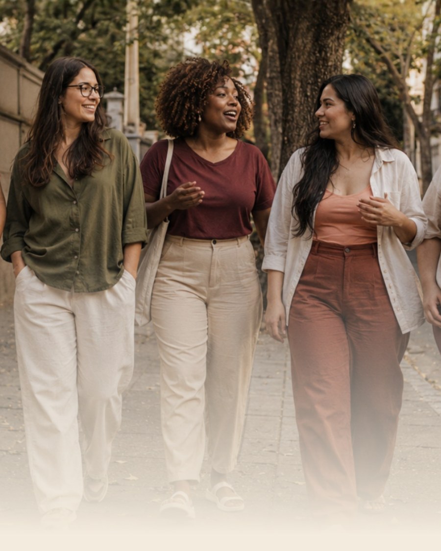 Mulheres da comunidade caminhando juntas
